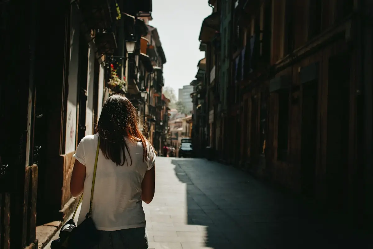 Femme marchant dans une rue de Belgique